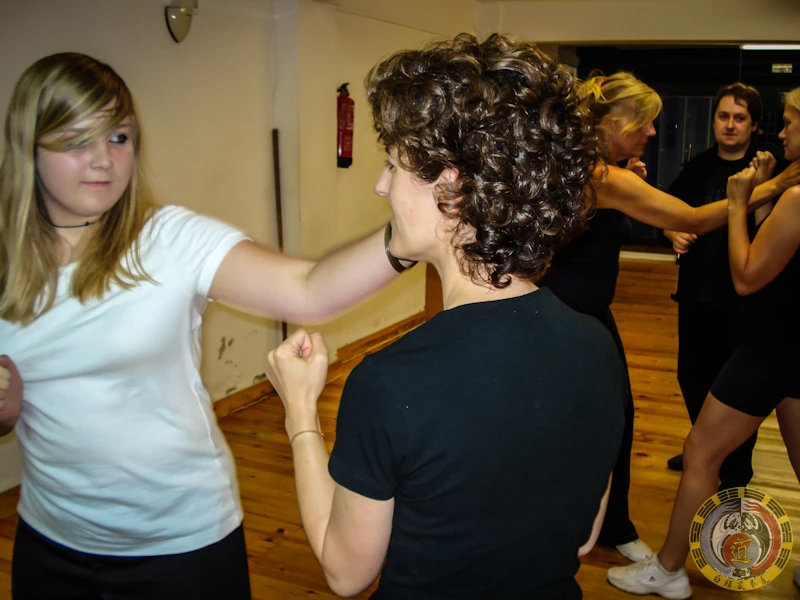Clases de defensa personal femenina en Tarragona - Foto 17